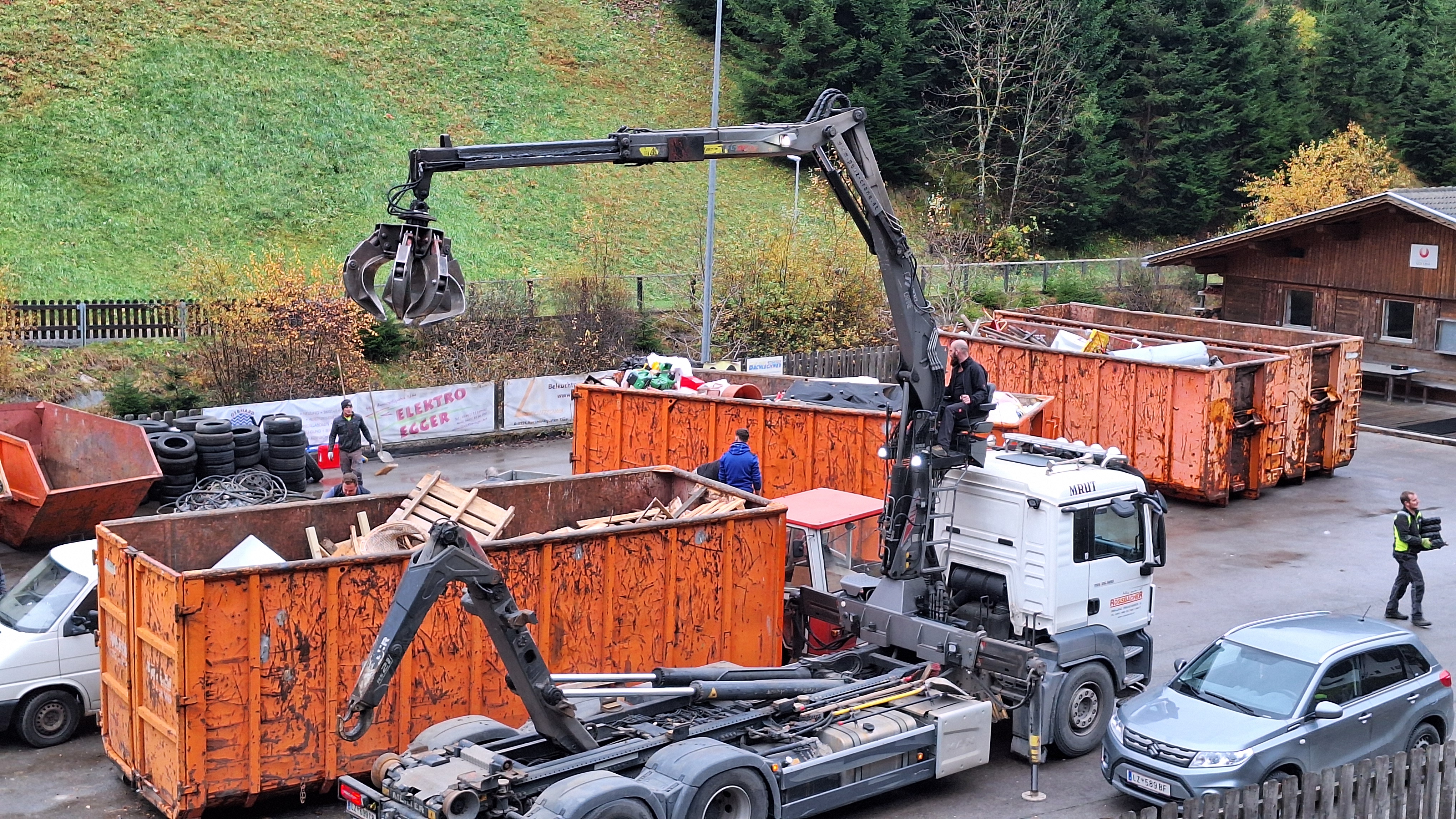 LKW lädt Sperrmüll in Container