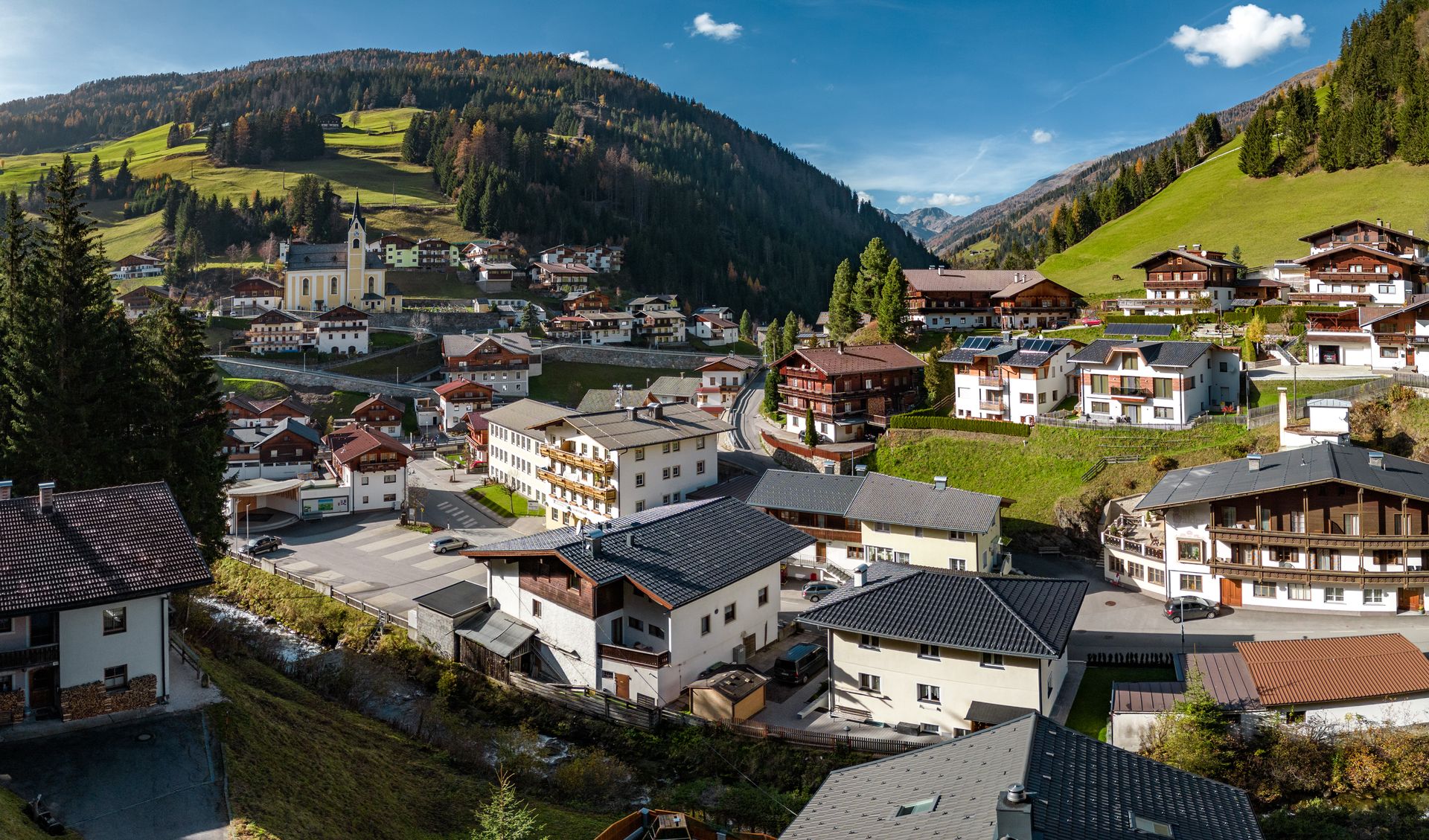 Ansicht der Gemeinde Außervillgraten im Sommer
