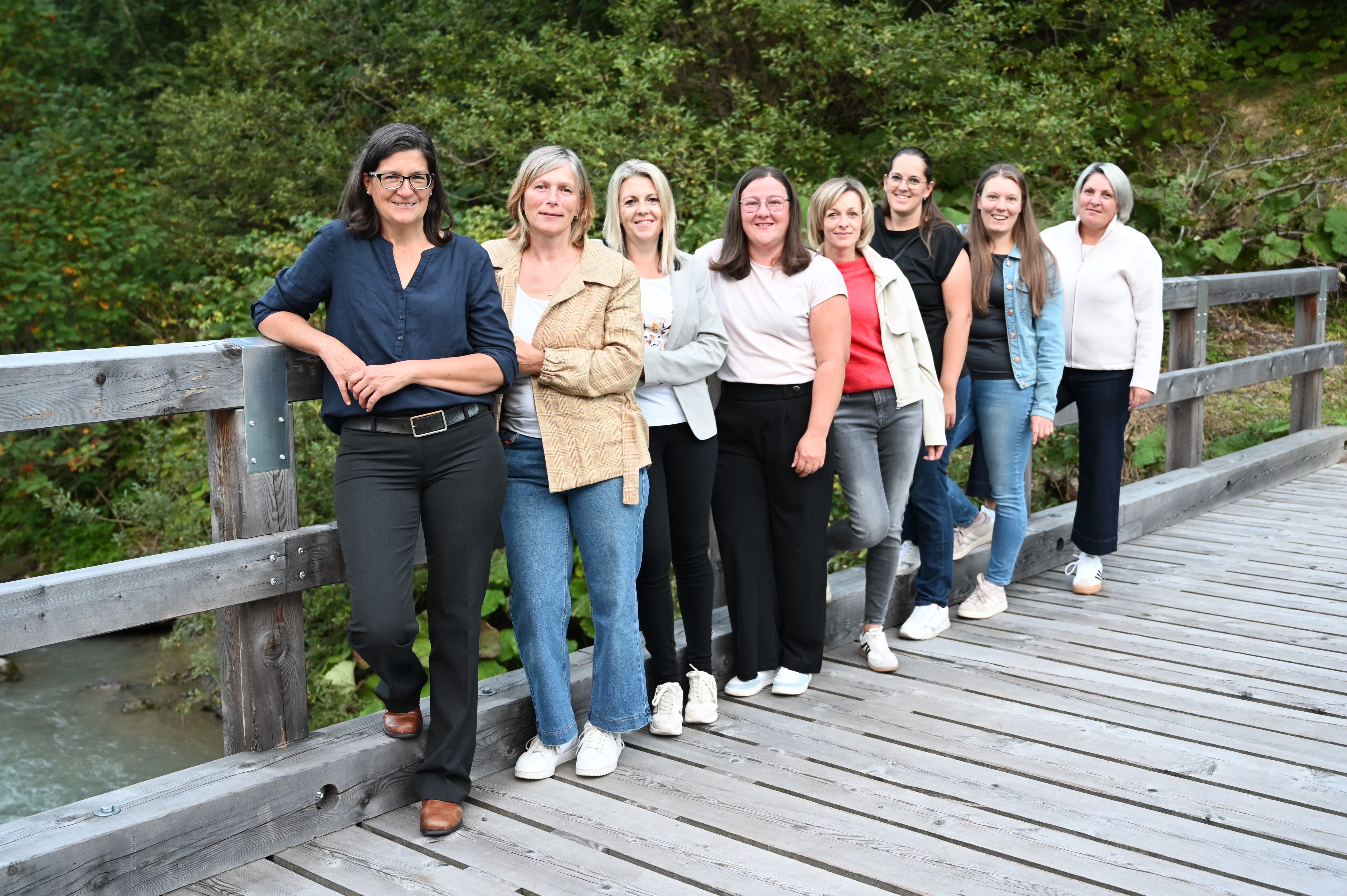 Gruppenfoto des Bäuerinnenteams in Tracht auf einer Wiese