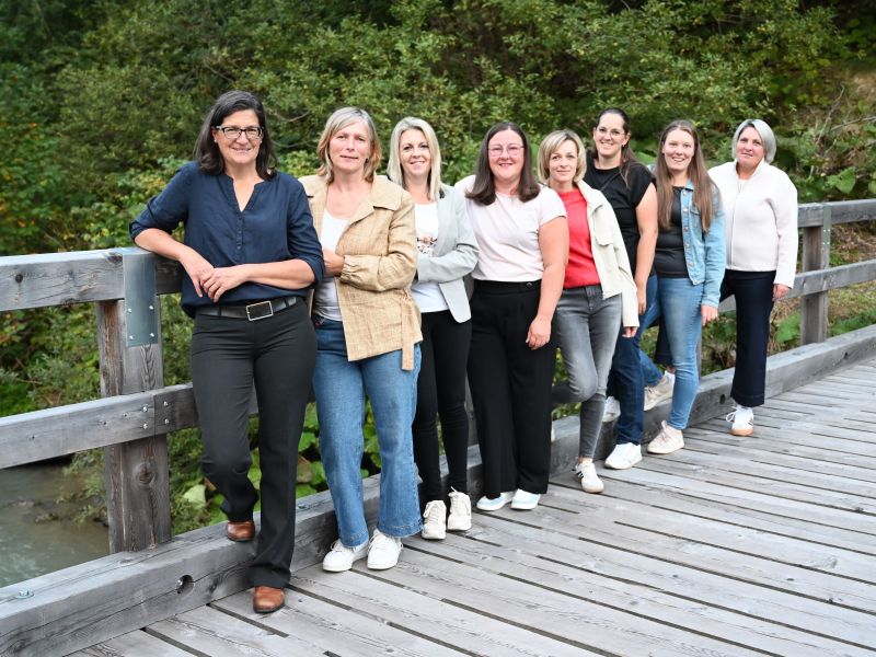 Gruppenfoto des Bäuerinnenteams in Tracht auf einer Wiese